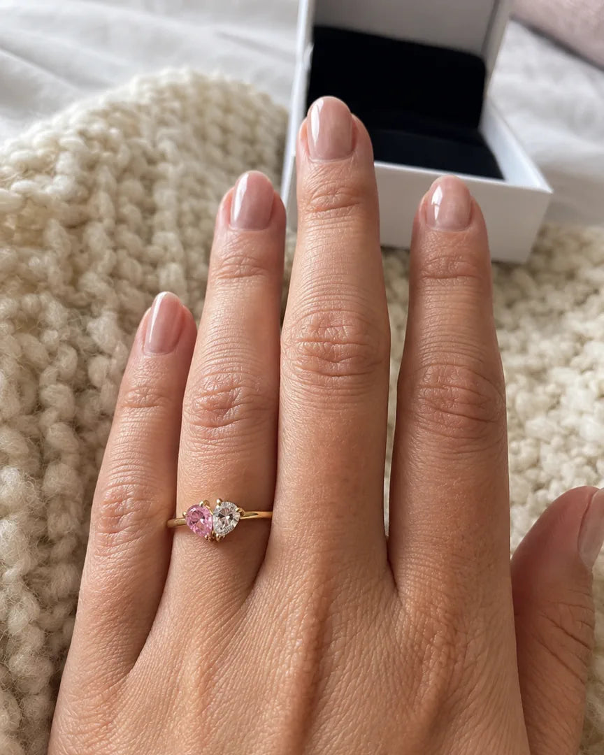 Cliente portant la bague Veria avec deux pierres de naissance