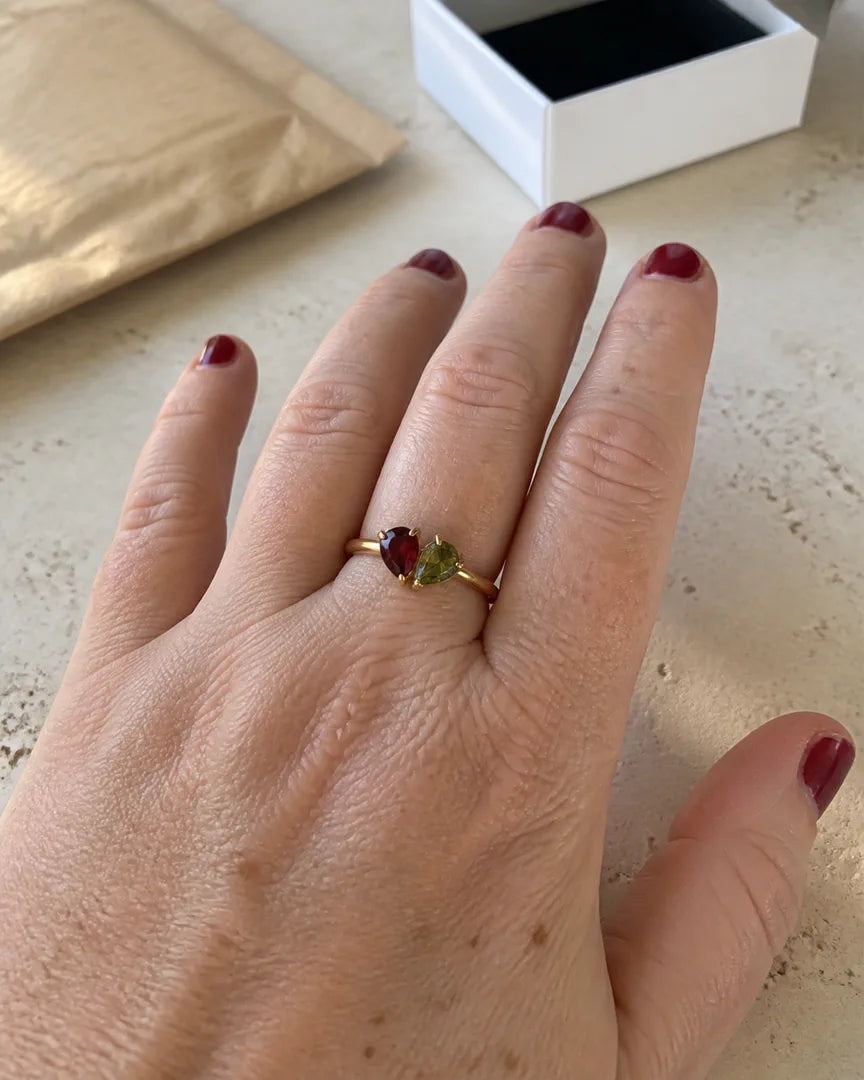 Cliente portant la bague Veria avec deux pierres en forme de cœur