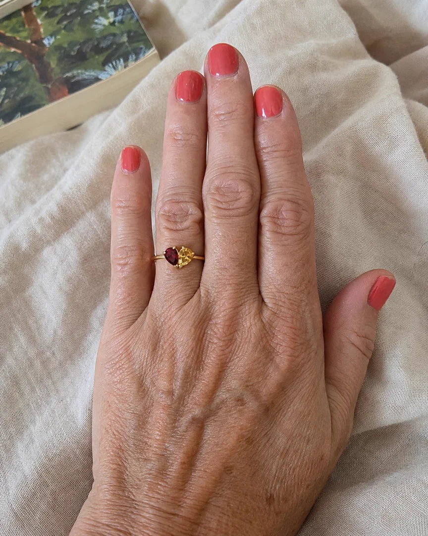 Cliente portant la bague Veria reçue en cadeau