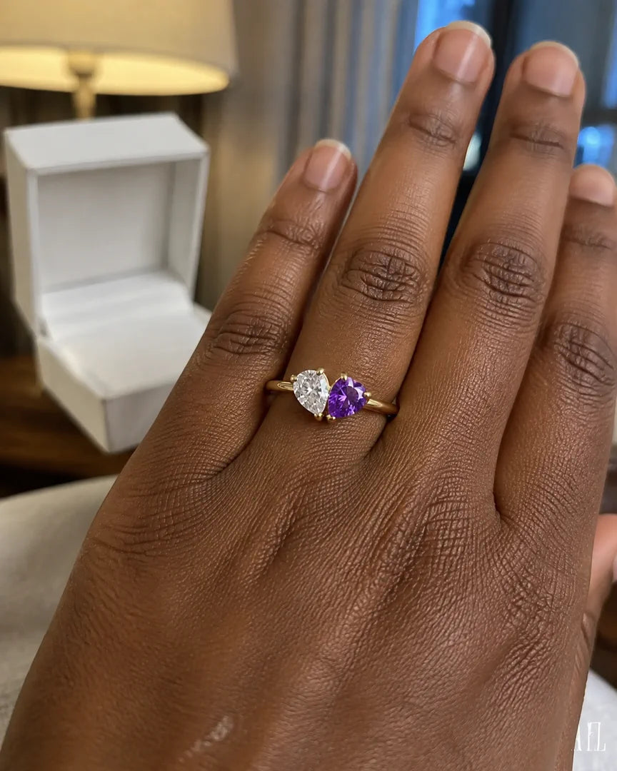 Cliente portant la bague Veria avec des pierres en forme de cœur