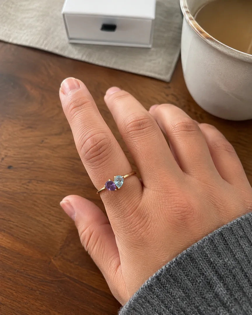 Cliente portant la bague Veria avec des pierres de naissance