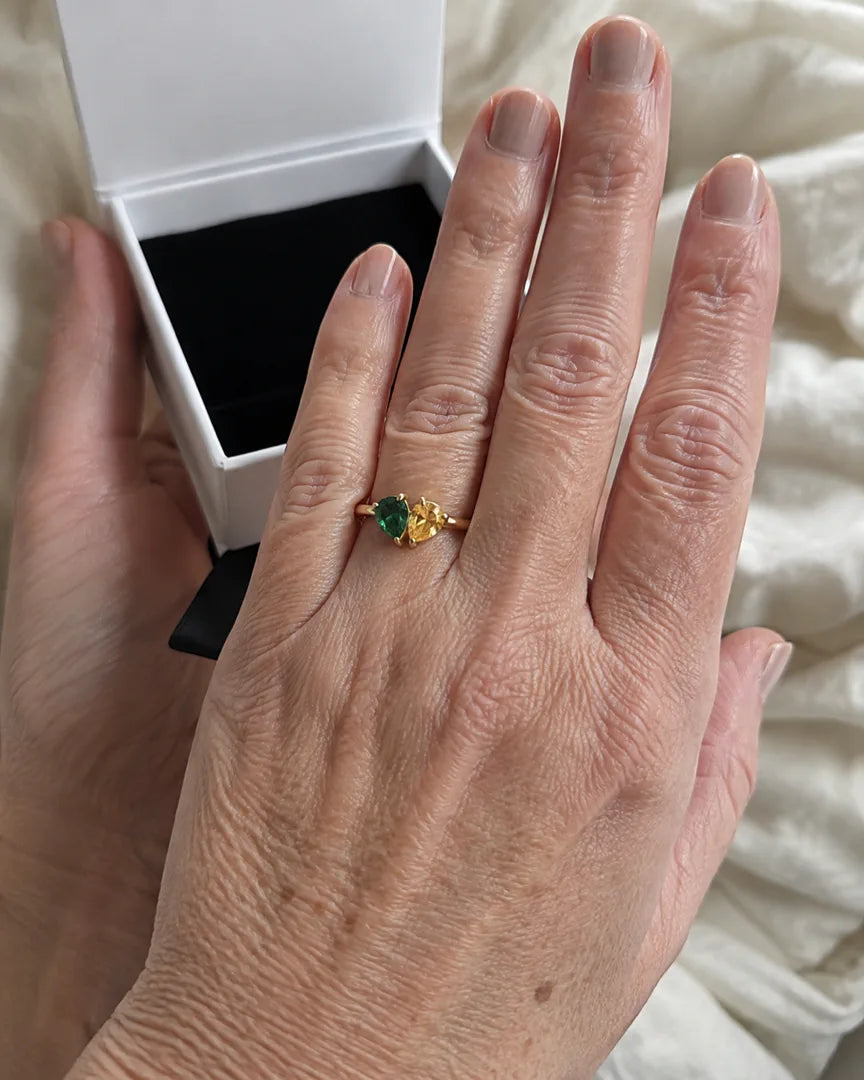 Cliente portant la bague Veria avec des pierres de couleur