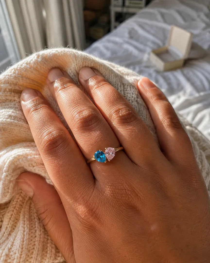 Cliente portant la bague Veria dorée