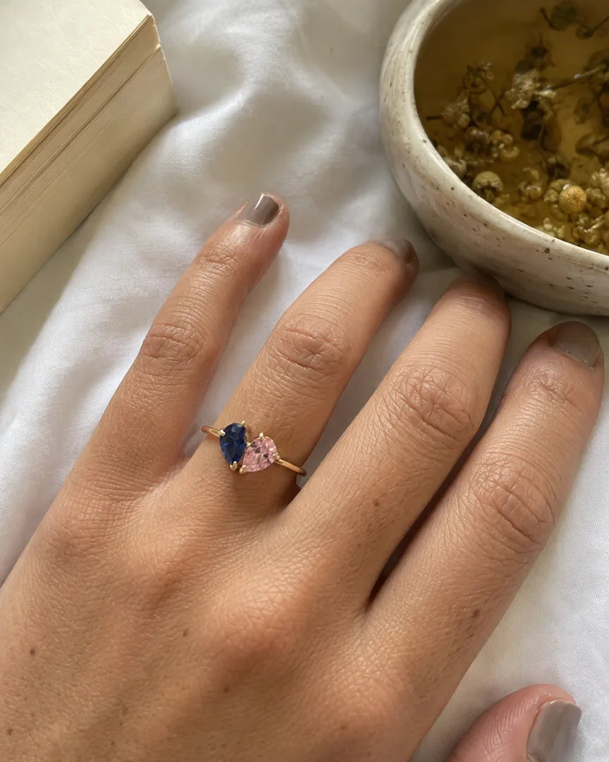 Cliente portant la fine bague Veria