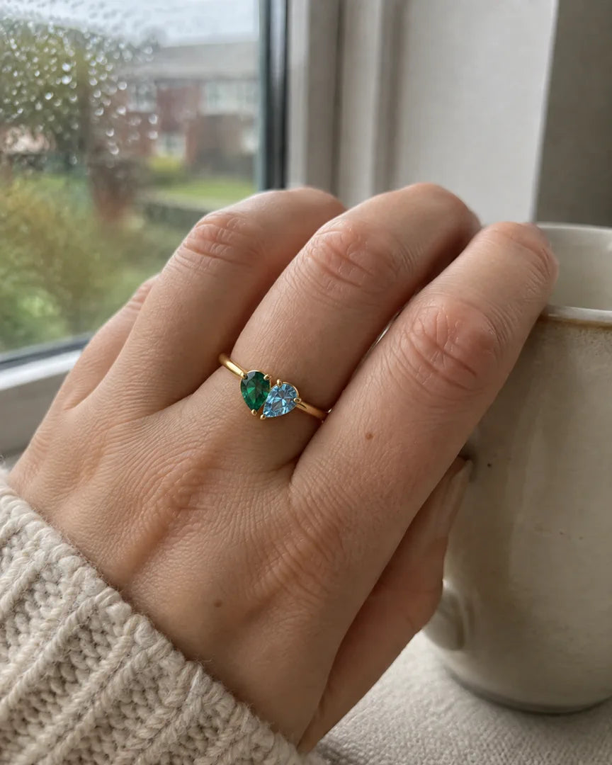 Cliente portant la bague Veria avec deux pierres de naissance