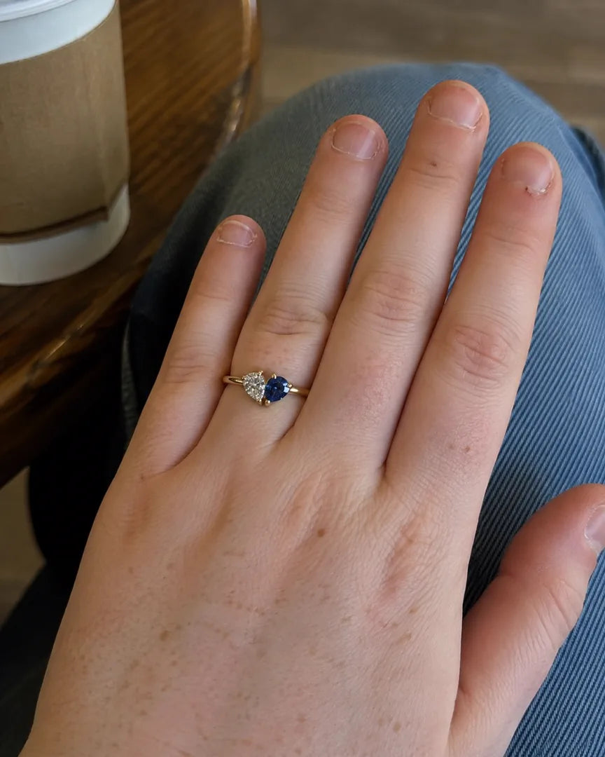 Cliente portant la bague Veria avec des pierres en forme de cœur