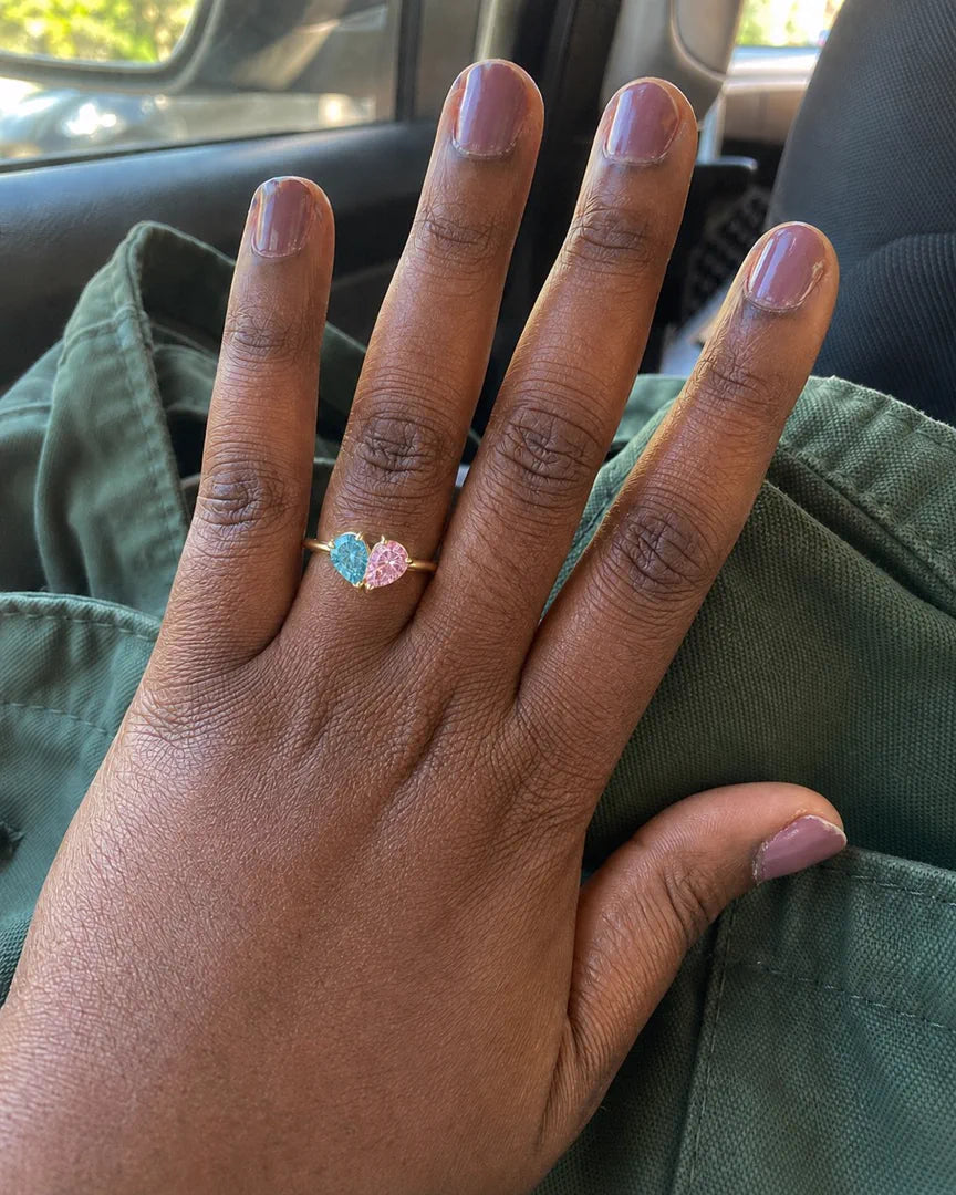 Cliente portant la bague Veria dorée avec deux pierres