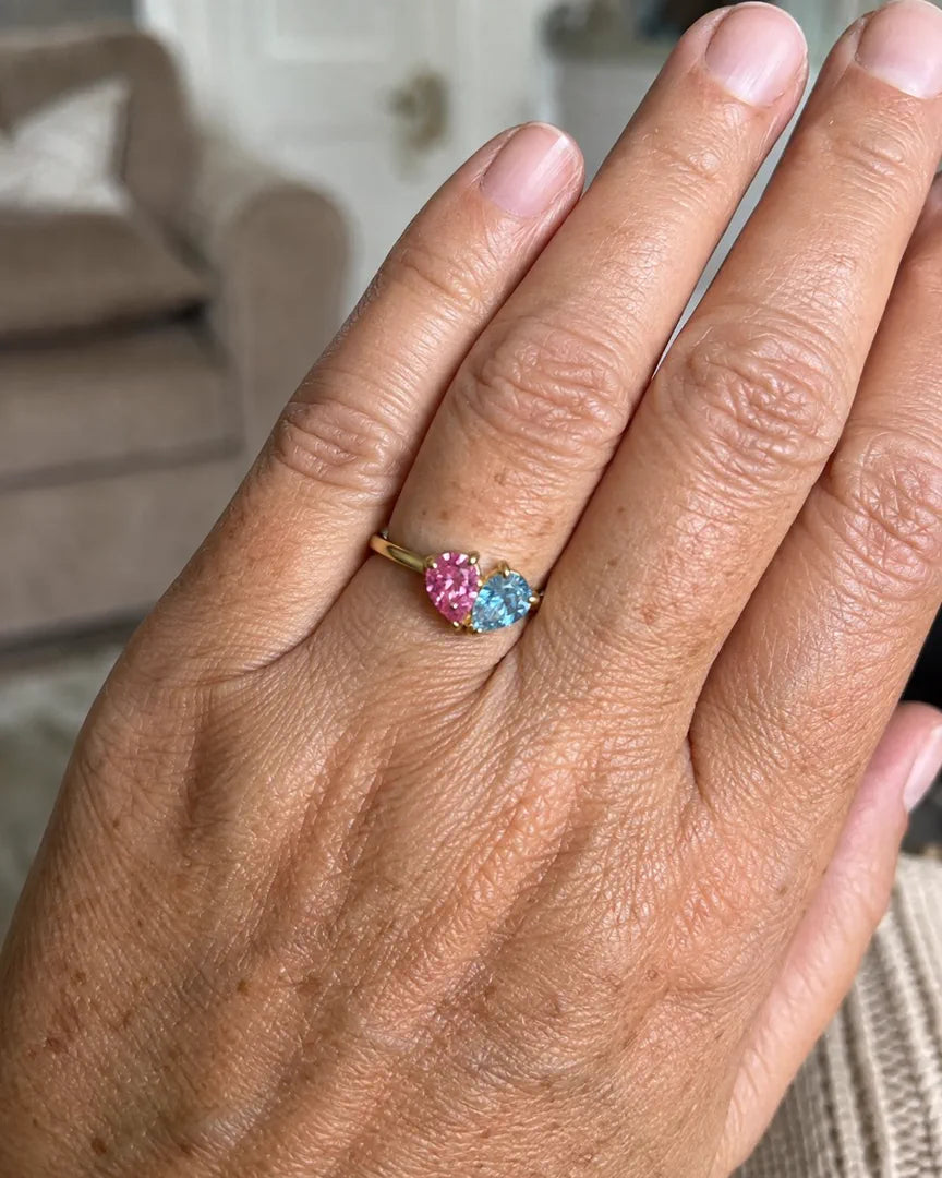 Cliente portant la bague Veria avec des pierres de naissance